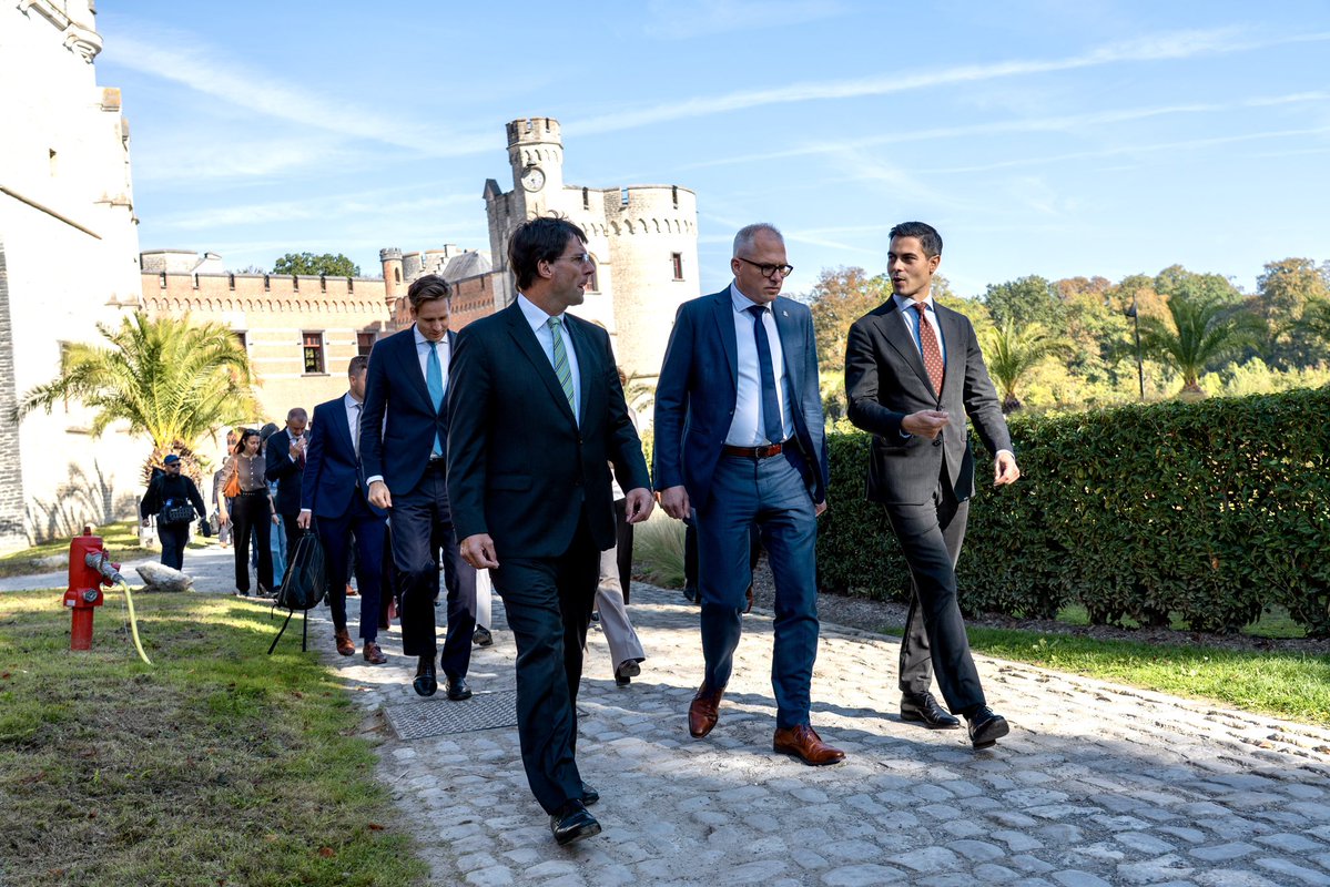 MinPres's tweet photo. De havens in Nederland, Vlaanderen en Noordrijn-Westfalen zijn een motor van de Europese economie. Met miljarden omzet en honderdduizenden banen. Vandaag tijdens de haventop in Vlaanderen hebben we afgesproken de samenwerking te versterken. 

Bijvoorbeeld ten aanzien van uniforme en efficiëntere regelgeving voor het gebruik van drones en autonoom vervoer over weg en water. Zo benutten we nog beter de potentie van onze havens en de (chemische) industrie die ermee samenhangt. 

Tijdens de haventop sprak ik samen met @MinisterIenW Karremans, @stas_kgg De Bat met de Vlaamse minister-president Diependaele, minister Optendrenk van Noodrijn-Westfalen, en de betreffende vakministers, met CEO’s uit de havenindustrie. 

Een nog intensievere samenwerking geeft een boost aan de Europese concurrentiepositie, onze innovatiekracht, de duurzame energievoorziening, en vermindert daarmee onze strategische afhankelijkheidspositie.
 
Door onze krachten te bundelen, worden we niet alleen minder afhankelijk van partijen buiten Europa, maar kunnen we ook de focus leggen op wat nodig is voor de economie van de toekomst.