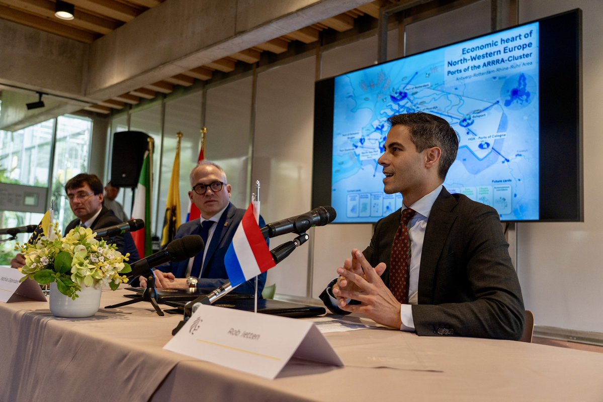 MinPres's tweet photo. De havens in Nederland, Vlaanderen en Noordrijn-Westfalen zijn een motor van de Europese economie. Met miljarden omzet en honderdduizenden banen. Vandaag tijdens de haventop in Vlaanderen hebben we afgesproken de samenwerking te versterken. 

Bijvoorbeeld ten aanzien van uniforme en efficiëntere regelgeving voor het gebruik van drones en autonoom vervoer over weg en water. Zo benutten we nog beter de potentie van onze havens en de (chemische) industrie die ermee samenhangt. 

Tijdens de haventop sprak ik samen met @MinisterIenW Karremans, @stas_kgg De Bat met de Vlaamse minister-president Diependaele, minister Optendrenk van Noodrijn-Westfalen, en de betreffende vakministers, met CEO’s uit de havenindustrie. 

Een nog intensievere samenwerking geeft een boost aan de Europese concurrentiepositie, onze innovatiekracht, de duurzame energievoorziening, en vermindert daarmee onze strategische afhankelijkheidspositie.
 
Door onze krachten te bundelen, worden we niet alleen minder afhankelijk van partijen buiten Europa, maar kunnen we ook de focus leggen op wat nodig is voor de economie van de toekomst.