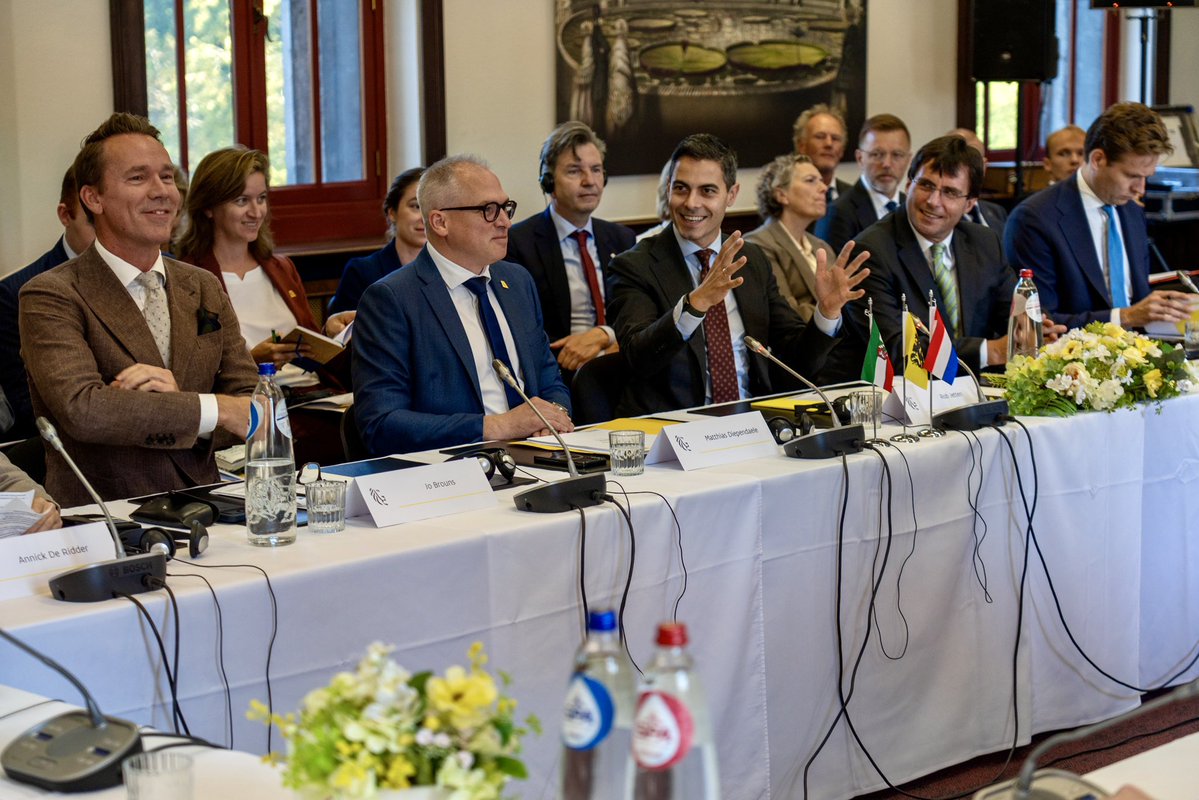 MinPres's tweet photo. De havens in Nederland, Vlaanderen en Noordrijn-Westfalen zijn een motor van de Europese economie. Met miljarden omzet en honderdduizenden banen. Vandaag tijdens de haventop in Vlaanderen hebben we afgesproken de samenwerking te versterken. 

Bijvoorbeeld ten aanzien van uniforme en efficiëntere regelgeving voor het gebruik van drones en autonoom vervoer over weg en water. Zo benutten we nog beter de potentie van onze havens en de (chemische) industrie die ermee samenhangt. 

Tijdens de haventop sprak ik samen met @MinisterIenW Karremans, @stas_kgg De Bat met de Vlaamse minister-president Diependaele, minister Optendrenk van Noodrijn-Westfalen, en de betreffende vakministers, met CEO’s uit de havenindustrie. 

Een nog intensievere samenwerking geeft een boost aan de Europese concurrentiepositie, onze innovatiekracht, de duurzame energievoorziening, en vermindert daarmee onze strategische afhankelijkheidspositie.
 
Door onze krachten te bundelen, worden we niet alleen minder afhankelijk van partijen buiten Europa, maar kunnen we ook de focus leggen op wat nodig is voor de economie van de toekomst.