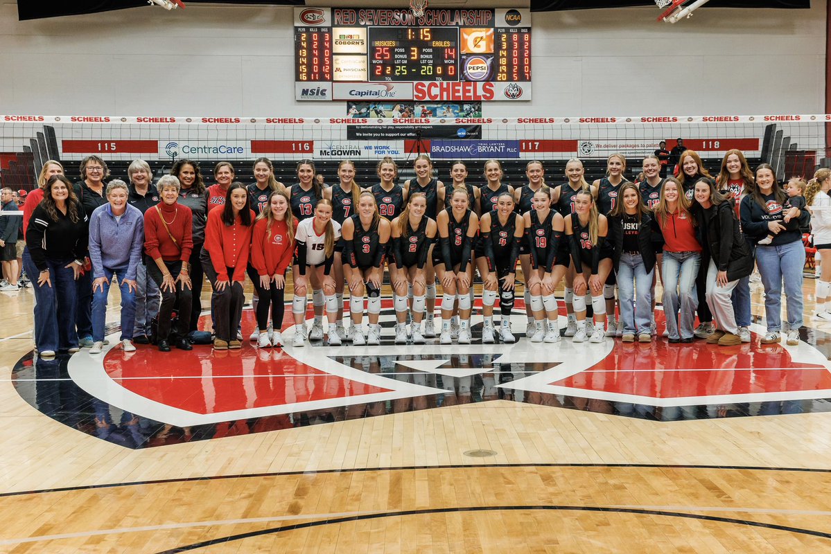SCSUHuskies_VB's tweet photo. 𝐒𝐂𝐒𝐔 𝐕𝐨𝐥𝐥𝐞𝐲𝐛𝐚𝐥𝐥 𝐅𝐚𝐦𝐢𝐥𝐲 ❤️🖤🤍

We really appreciate all of our alumnae who came out to Halenbeck during Homecoming weekend to support us 🐾

#HuskiesVolleyball 🏐 | #GoHuskies 🐾 https://t.co/xM2LCfGPf8