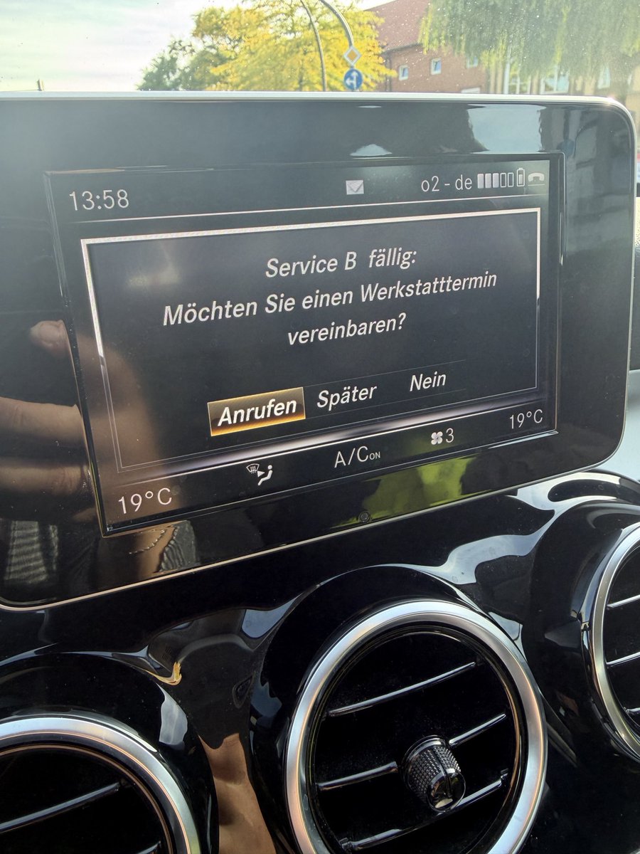 HerrinHanni's tweet photo. An alle meine Zahlschweine 🐷
Mein Benz braucht Service 💅
Wer genug Geld und nicht nur große Fresse hat darf die Rechnung übernehmen! 
Also öffne dein Portemonnaie für mich du Zahlfotze! https://t.co/BKb6Ooigjy