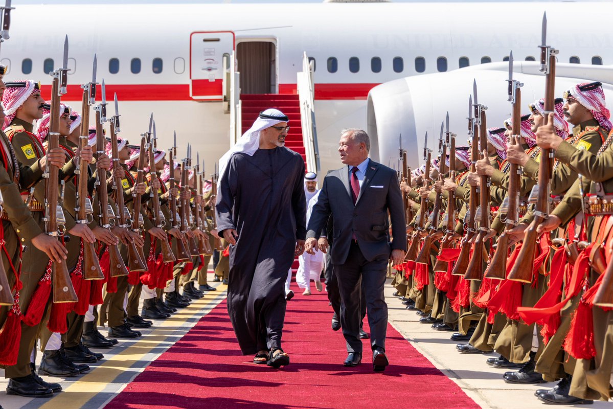 RHCJO's tweet photo. His Majesty @KingAbdullahII receives Abu Dhabi Crown Prince and Executive Council Chairman Sheikh Khaled bin Mohamed bin Zayed Al Nahyan at King Hussein International Airport in Aqaba, ahead of the foundation stone laying ceremony for the Aqaba–Shidiya–Maan railway project
#Jordan #UAE