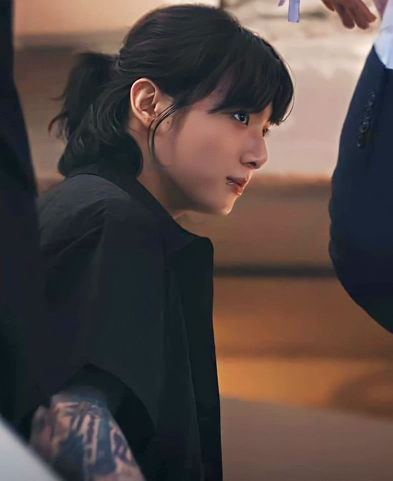 sandmondd's tweet photo. jungkook rambut panjang tuh cantik bgt sumpah. ini kalo yg ga kenal, pasti ngiranya cwk 😭 https://t.co/IMtVY9igSV