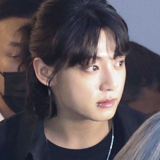 sandmondd's tweet photo. jungkook rambut panjang tuh cantik bgt sumpah. ini kalo yg ga kenal, pasti ngiranya cwk 😭 https://t.co/IMtVY9igSV
