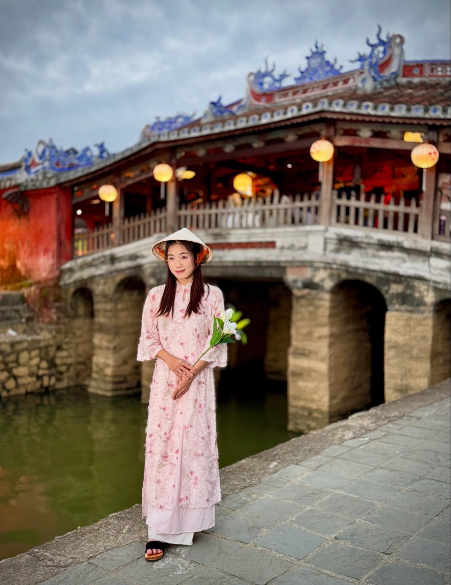 Diiet_0's tweet photo. A Vietnamese girl in a traditional Ao Dai posing before the historic Japanese Covered Bridge is one of Hoi An’s most iconic sights. https://t.co/yHeDQfNe1D