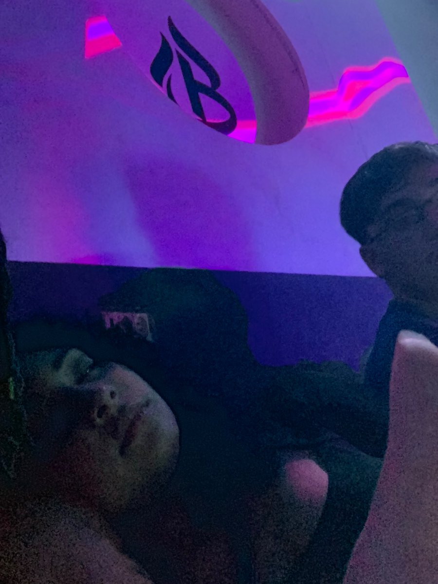 rgribeiro_'s tweet photo. Laurao bebada, eu tirando foto, Juninho me ajudando a cuidar dela kkkkkkk foto Absolute cinema https://t.co/FGLN1YsVHi