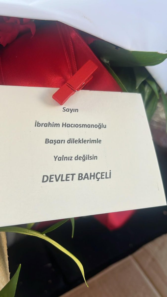 TFF_Org's tweet photo. Devlet Bahçeli'den TFF Başkanı Hacıosmanoğlu'na Anlamlı Destek

Milliyetçi Hareket Partisi (MHP) Genel Başkanı Sayın Devlet Bahçeli, Türkiye Futbol Federasyonu Başkanı İbrahim Ethem Hacıosmanoğlu'na çiçek gönderip başarı dileklerini içeren bir destek mesajı vermiştir.

Türkiye Futbol Federasyonu Başkanı İbrahim Ethem Hacıosmanoğlu desteği için teşekkür ederek, "Saygıdeğer Genel Başkanım Sayın Devlet Bahçeli’ye bu anlamlı destekleri için teşekkür ediyor, ellerinden öpüyorum." ifadelerini kullanmıştır.