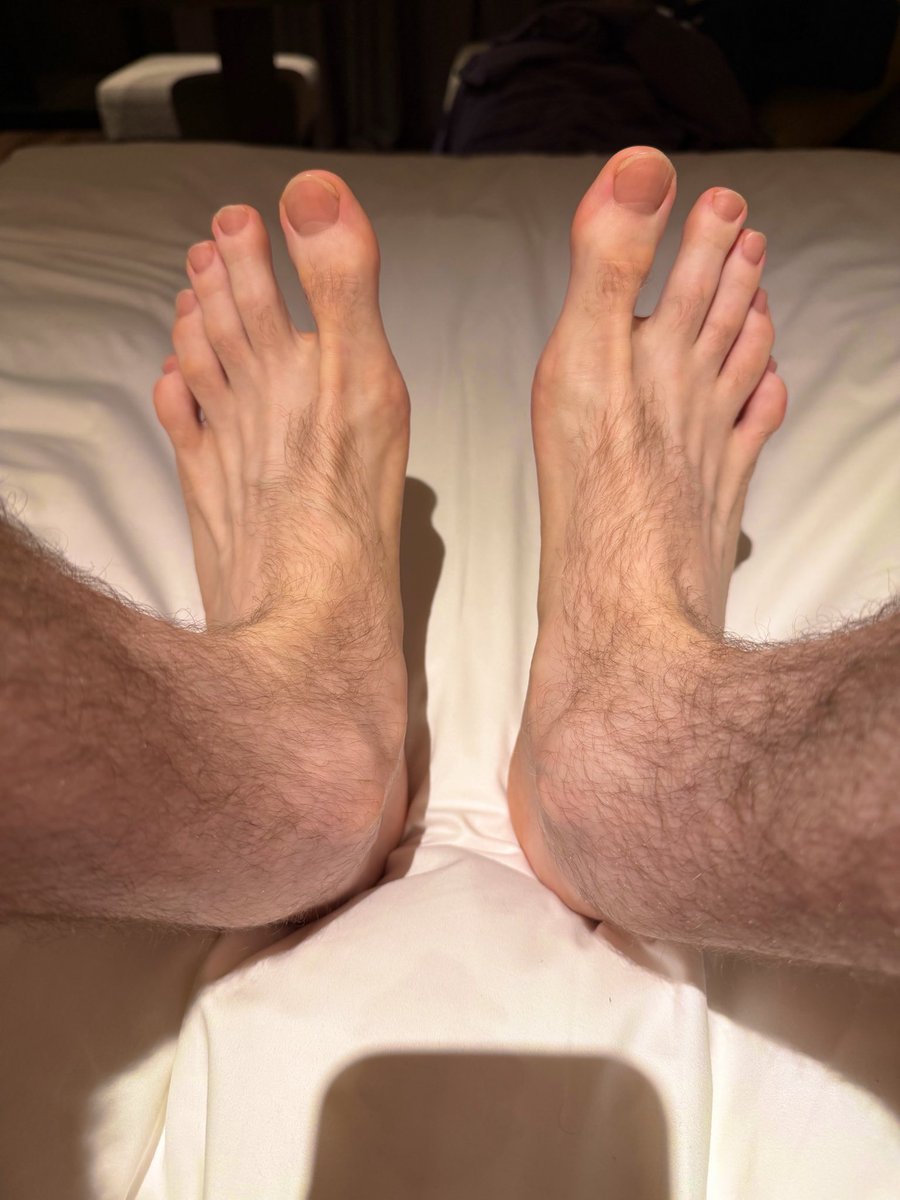 bstnft1's tweet photo. Come lay at the foot of my bed https://t.co/1HZLe3QqdE