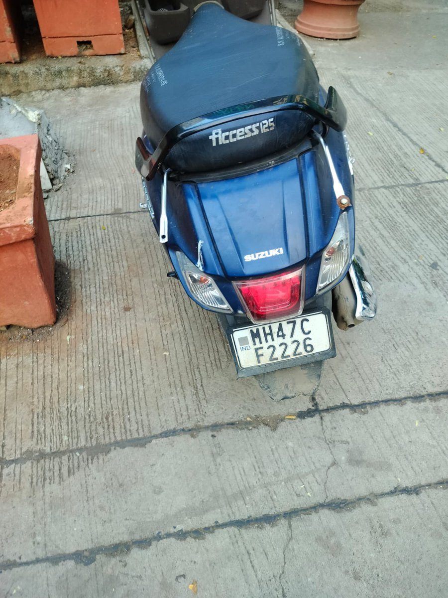 HorizonCHS's tweet photo. @MTPHereToHelp @CPMumbaiPolice @CMOMaharashtra parking below no parking signage shows blatant abuse of law at Horizon Green CHSL Kulupwadi Raheja Estate Borivali East 400066, blin spot for cars coming out of the gate https://t.co/F0hf2jXIbU