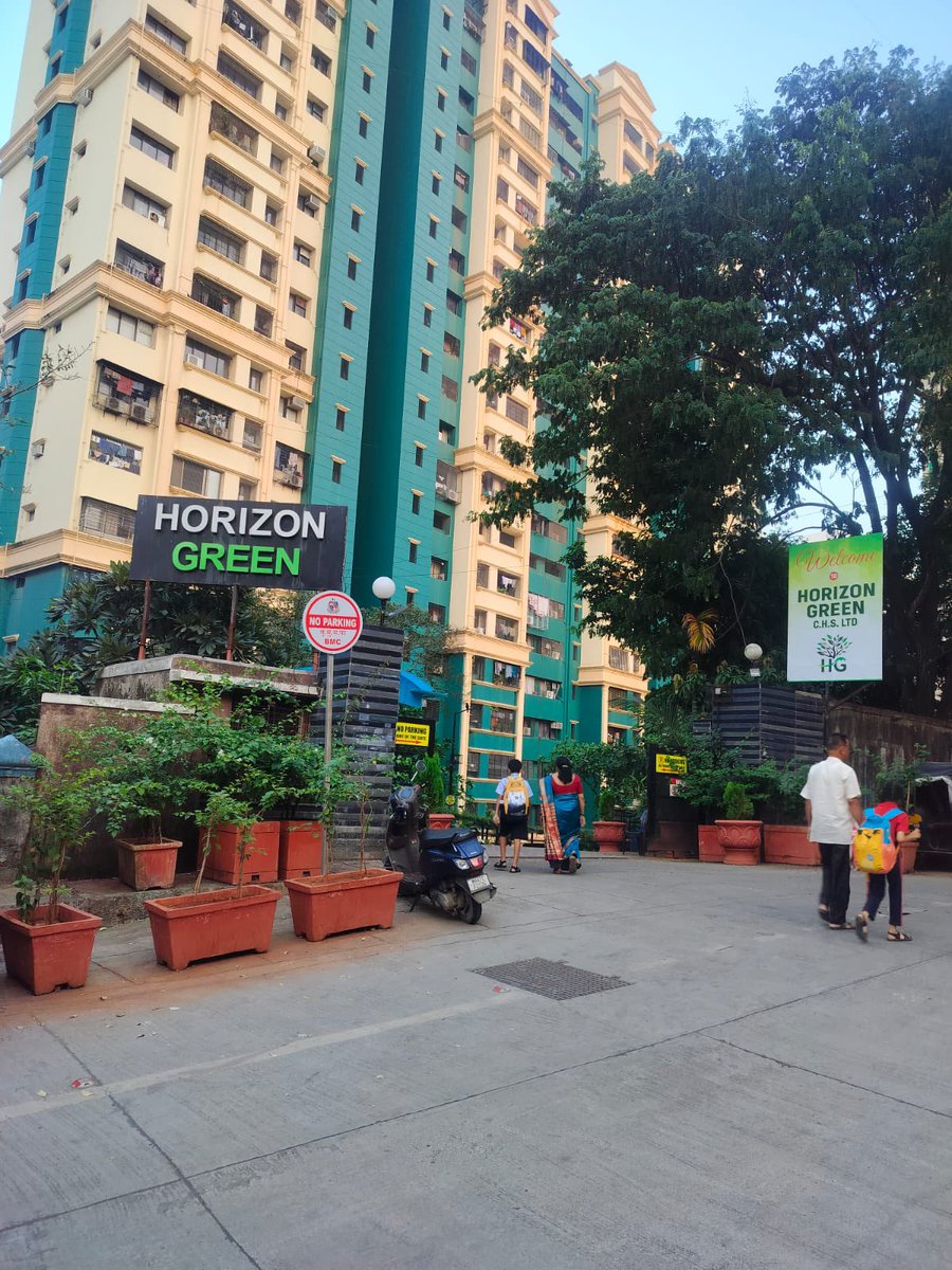 HorizonCHS's tweet photo. @MTPHereToHelp @CPMumbaiPolice @CMOMaharashtra parking below no parking signage shows blatant abuse of law at Horizon Green CHSL Kulupwadi Raheja Estate Borivali East 400066, blin spot for cars coming out of the gate https://t.co/F0hf2jXIbU