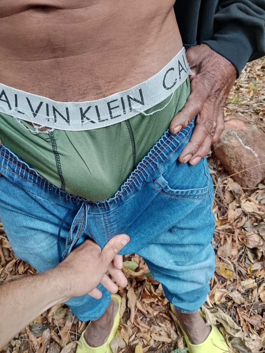 FetichesH_'s tweet photo. O CEARENSE DOTADO

Eu estava no posto de gasolina abastecendo, quando vi ele se aproximando. Cumprimentei ele e perguntei se esstava de bobeira, porque eu queria trocar uma ideia. Ele logo sorriu e pegou no pau...percebi o volume e deu nisso: no matão
#homeless  #chacalpreñador https://t.co/gVFUjfgWnv