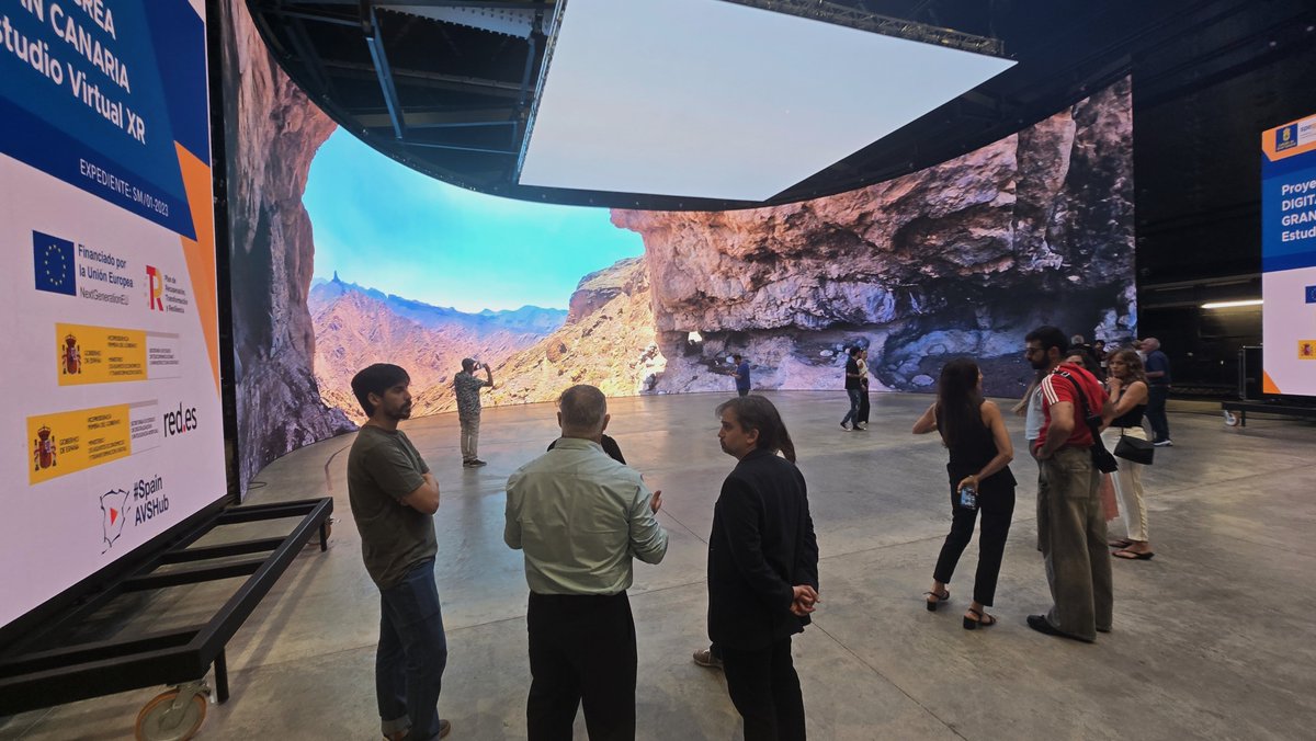 SPEGC's tweet photo. 🎥 Empresas audiovisuales de Argentina exploran en Gran Canaria las ventajas fiscales y logísticas para la producción audiovisual
🇦🇷➡️🇮🇨

16 empresas del sector audiovisual de Argentina visitan la isla estos días para conocer de primera mano las ventajas fiscales, financieras y infraestructurales que ofrece la isla para la producción y localización de proyectos🎬 

Esta visita supone un nuevo impulso a la proyección internacional del archipiélago como hub audiovisual. El sector argentino, uno de los más desarrollados y consolidados de Latinoamérica, busca, con esta acción, estrechar lazos con el ecosistema audiovisual canario y explorar vías de coproducción e implantación en las islas🤝

Los profesionales argentinos conocieron esta mañana los platós de rodaje interiores y resto de instalaciones gestionadas por la SPEGC, descubriendo también la variedad y versatilidad de las localizaciones exteriores que ofrece la geografía insular🏝️⛰️​

La agenda institucional y de negocios incluirá, durante la visita de la delegación, encuentros de networking con productoras audiovisuales ya establecidas en Gran Canaria y con empresas locales proveedoras de servicios para el sector 👥 Estas reuniones buscan facilitar la creación de sinergias, la contratación de talentos y de servicios auxiliares en la isla, así como el impulso de coproducciones.

Esta misión comercial está organizada por @proexca, en colaboración con @CanariasZEC y el Instituto Canario de Desarrollo Cultural (ICDC), y cuenta con el apoyo logístico e institucional de la Sociedad de Promoción Económica de Gran Canaria (SPEGC)

ℹ️ Amplía esta información: https://t.co/N2PUnMUzIz