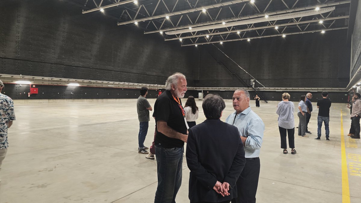 SPEGC's tweet photo. 🎥 Empresas audiovisuales de Argentina exploran en Gran Canaria las ventajas fiscales y logísticas para la producción audiovisual
🇦🇷➡️🇮🇨

16 empresas del sector audiovisual de Argentina visitan la isla estos días para conocer de primera mano las ventajas fiscales, financieras y infraestructurales que ofrece la isla para la producción y localización de proyectos🎬 

Esta visita supone un nuevo impulso a la proyección internacional del archipiélago como hub audiovisual. El sector argentino, uno de los más desarrollados y consolidados de Latinoamérica, busca, con esta acción, estrechar lazos con el ecosistema audiovisual canario y explorar vías de coproducción e implantación en las islas🤝

Los profesionales argentinos conocieron esta mañana los platós de rodaje interiores y resto de instalaciones gestionadas por la SPEGC, descubriendo también la variedad y versatilidad de las localizaciones exteriores que ofrece la geografía insular🏝️⛰️​

La agenda institucional y de negocios incluirá, durante la visita de la delegación, encuentros de networking con productoras audiovisuales ya establecidas en Gran Canaria y con empresas locales proveedoras de servicios para el sector 👥 Estas reuniones buscan facilitar la creación de sinergias, la contratación de talentos y de servicios auxiliares en la isla, así como el impulso de coproducciones.

Esta misión comercial está organizada por @proexca, en colaboración con @CanariasZEC y el Instituto Canario de Desarrollo Cultural (ICDC), y cuenta con el apoyo logístico e institucional de la Sociedad de Promoción Económica de Gran Canaria (SPEGC)

ℹ️ Amplía esta información: https://t.co/N2PUnMUzIz