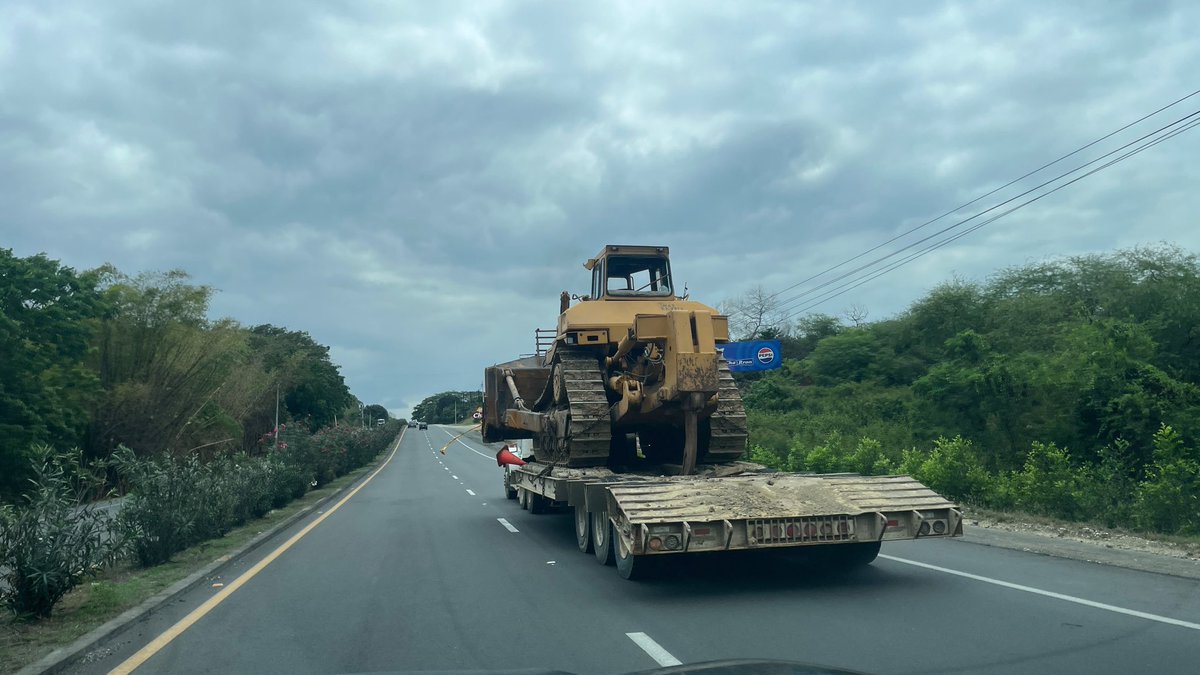 belimoli's tweet photo. Un bulldozer con desgarrador, diseñado para aplanar y mover tierras, cuánto bosque seco se perderá con este monstruo? Nunca había visto uno, es escalofriante. Esto fue vía a la costa. 

El bosque seco nos necesita a todos, la costa no puede seguir perdiendo lo poco que le queda. https://t.co/vxsFqMdCrU