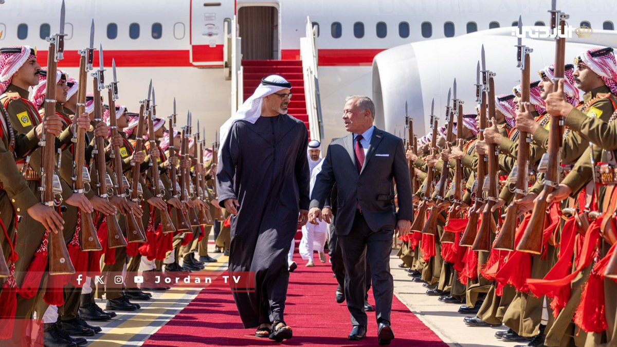 JrtvMedia's tweet photo. عاجل | جلالة الملك عبدالله الثاني يستقبل سمو الشيخ خالد بن محمد بن زايد آل نهيان، ولي عهد أبوظبي، في مطار الملك الحسين الدولي في العقبة، قبيل وضع حجر الأساس لمشروع سكة حديد العقبة - الشيدية  -معان https://t.co/KtdT5RVm4E