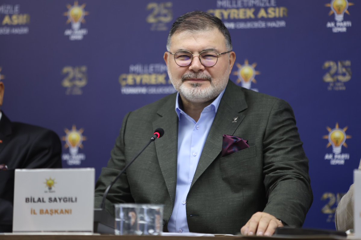 Bilalsaygili's tweet photo. İlçe Başkanları Toplantımızı, İl Başkanlığımızda gerçekleştirdik.

İzmir’imizin 30 ilçesindeki teşkilat çalışmalarımızı, saha gündemimizi ve önümüzdeki döneme ilişkin yol haritamızı değerlendirdik.

AK Parti; istişareyle güçlenen, sahadan beslenen ve milletimizin beklentilerini siyasetin merkezine taşıyan büyük bir teşkilat hareketidir.

Cumhurbaşkanımız Sayın @RTErdogan’ın liderliğinde; İzmir’imizin her ilçesinde aynı heyecan, aynı kararlılık ve aynı dava şuuruyla çalışmaya devam edeceğiz.