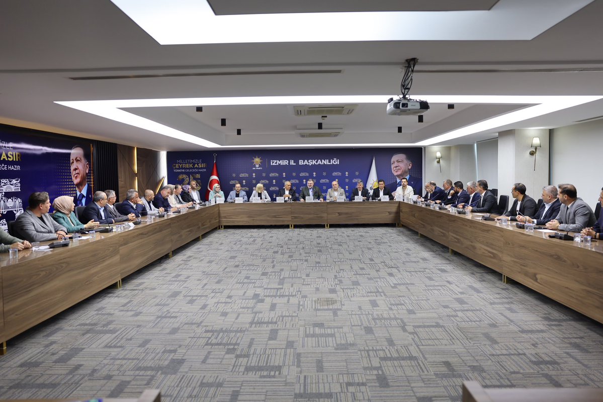 Bilalsaygili's tweet photo. İlçe Başkanları Toplantımızı, İl Başkanlığımızda gerçekleştirdik.

İzmir’imizin 30 ilçesindeki teşkilat çalışmalarımızı, saha gündemimizi ve önümüzdeki döneme ilişkin yol haritamızı değerlendirdik.

AK Parti; istişareyle güçlenen, sahadan beslenen ve milletimizin beklentilerini siyasetin merkezine taşıyan büyük bir teşkilat hareketidir.

Cumhurbaşkanımız Sayın @RTErdogan’ın liderliğinde; İzmir’imizin her ilçesinde aynı heyecan, aynı kararlılık ve aynı dava şuuruyla çalışmaya devam edeceğiz.