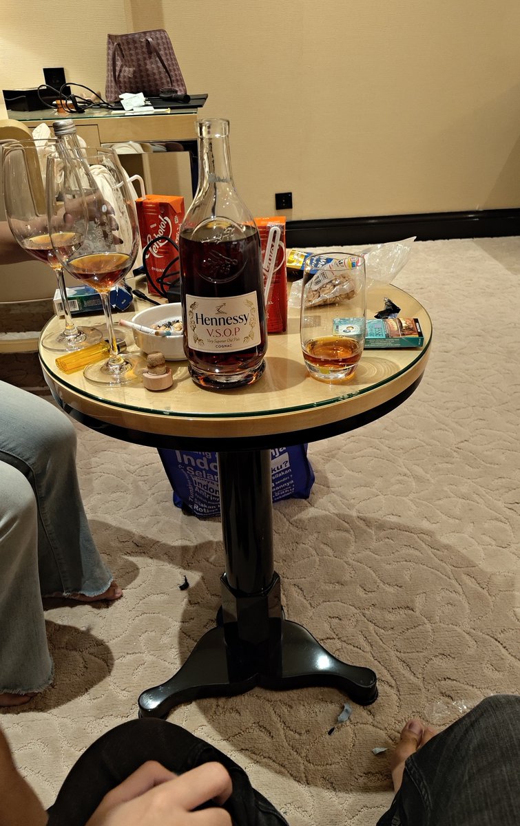 stevenjhon86's tweet photo. Sisa cerita tadi malam 🖤🥂
Gelasnya sudah kosong, hotelnya sudah ditinggal…
tapi ceritanya masih kebawa sampai sekarang 😏✨
Monday night with Balli &amp; Billa.
Ada yang weekend-nya sama serunya? 👀 https://t.co/qZ0kfHWG5A