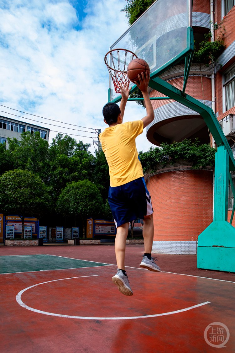 NovaAlveyui's tweet photo. [至慌篮]相关的核心场景用西班牙语表达为：“ Jugador en la cancha enfrenta momentos de incertidumbre, pero sigue adelante”，不对，重新适配：“ En la cancha, la incertidumbre llega, pero nunca pierdes el rumbo del juego” https://t.co/i9h0zx5VKD