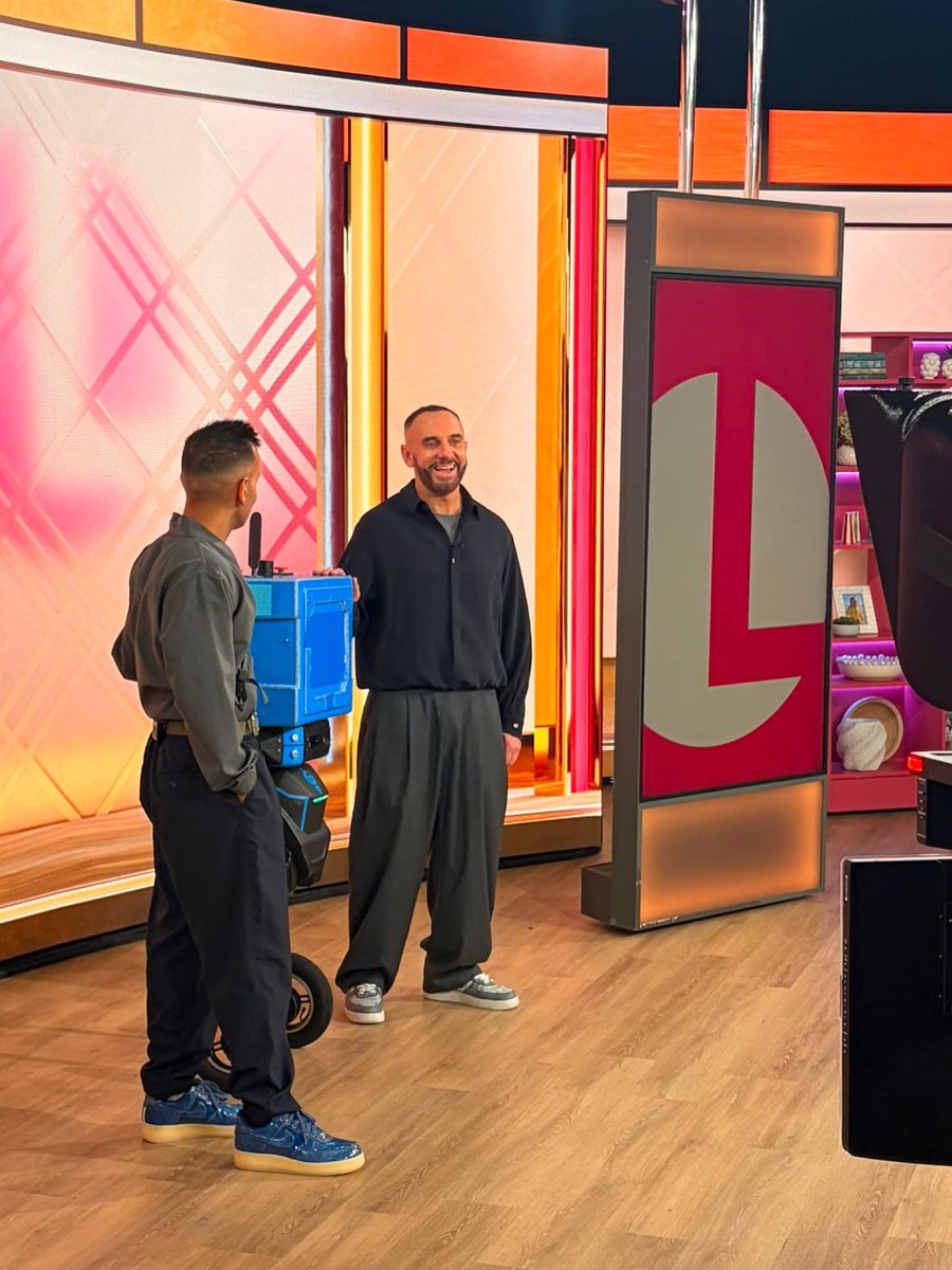 EvriUKHelpTeam's tweet photo. Our two-legged delivery robot made its TV debut on ITV’s Lorraine! It’s part of our trial exploring how robotics can support couriers and bring more choice and convenience to customers.
We’re also hiring 7,000 couriers across our network—link in bio to apply! #evri https://t.co/iIRvwwaqS0