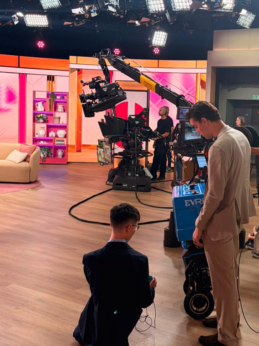 EvriUKHelpTeam's tweet photo. Our two-legged delivery robot made its TV debut on ITV’s Lorraine! It’s part of our trial exploring how robotics can support couriers and bring more choice and convenience to customers.
We’re also hiring 7,000 couriers across our network—link in bio to apply! #evri https://t.co/iIRvwwaqS0