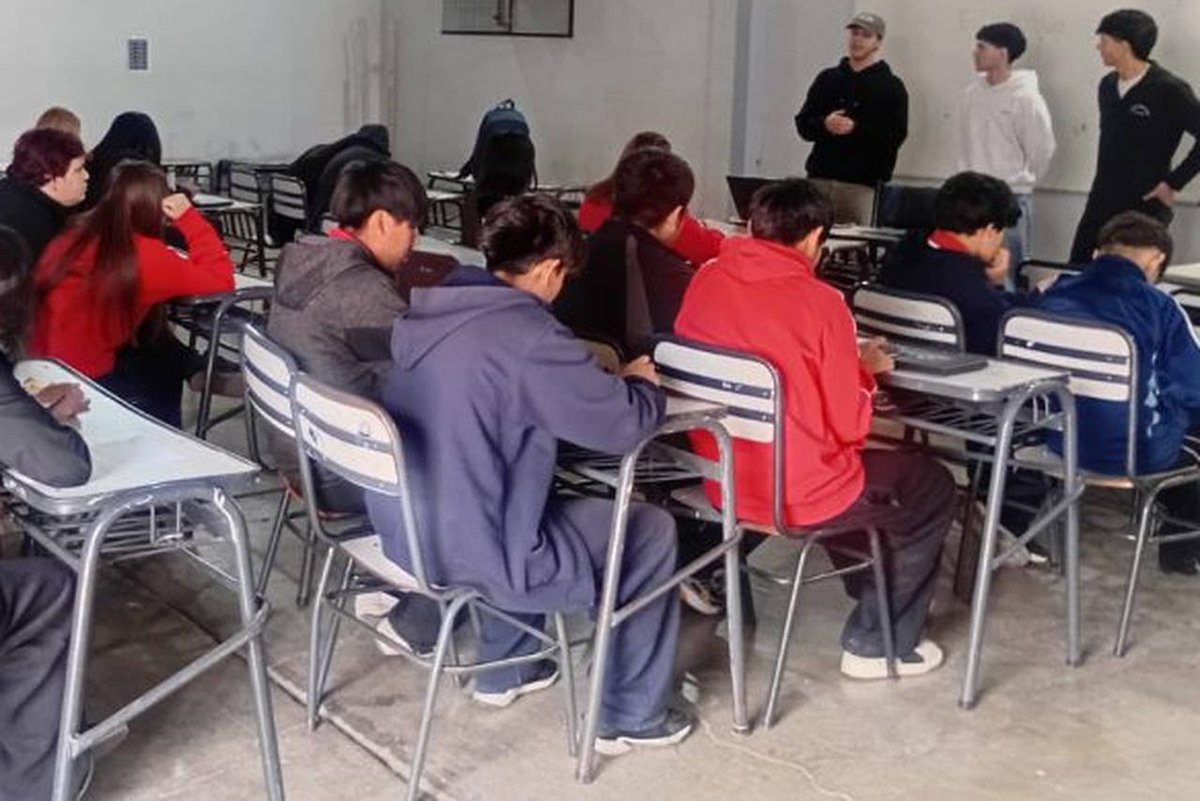 MzaDGE's tweet photo. "Así nos cuidamos", una iniciativa de adolescentes de 36 escuelas mendocinas que crean proyectos audiovisuales para cuidar la salud mental.

Más información ℹ️https://t.co/ar4ZDpN5Lt https://t.co/hwmdhLhmP6