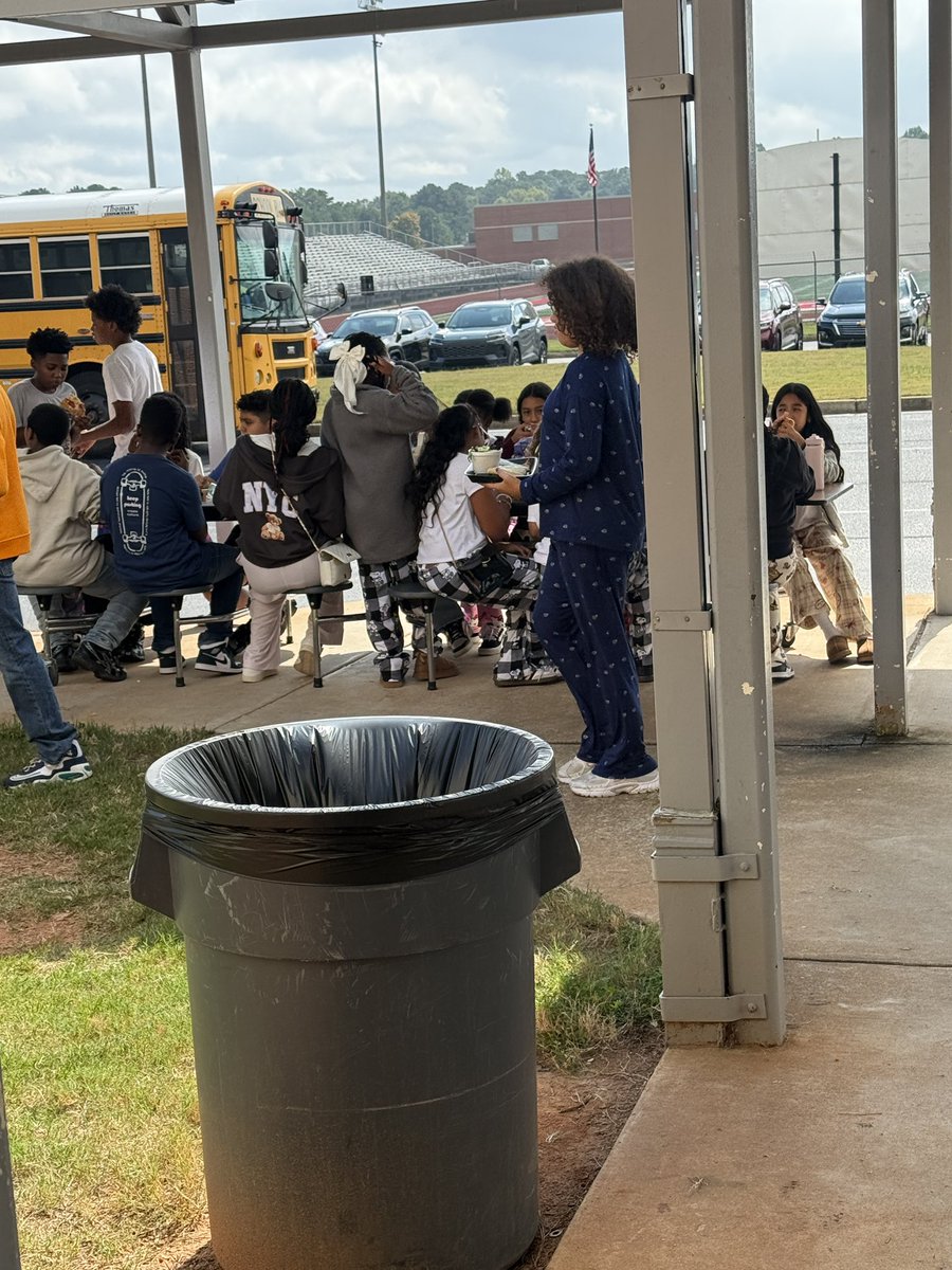 ahdee315's tweet photo. What a way to send our students @WMSHCS into Fall Break! 🍂❤️🩶 Celebrating those who displayed #PACKPRIDE with lunch on the lawn—dancing, games, races & fellowship with friends and staff! 🐺🙌🏾 #WolfPackPride #YouBelongHCS @Lakanijones @AWellnessGuy @DeeJohnsonHCS https://t.co/lacy0Egww2