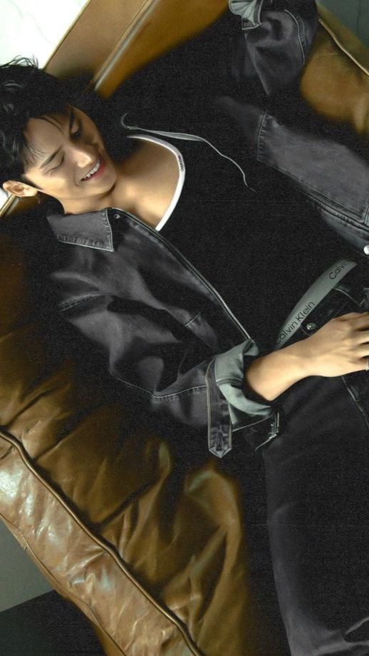 wristbeanie's tweet photo. ww kembar yg satu centil galak manis manja yg satu tegas kalem chillguy businessman rebutan mg yg baru gagal merit ama cewe https://t.co/wIDVweCxuB