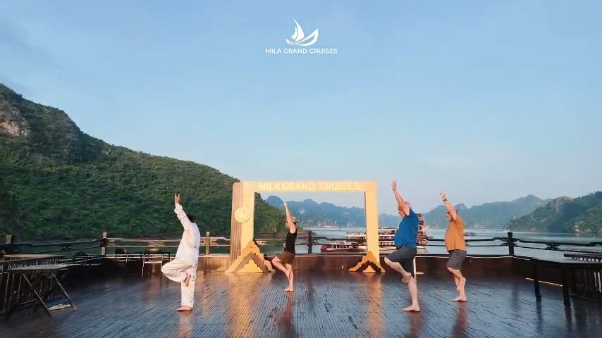Cleosilva12's tweet photo. Thức dậy cùng mặt trời trên vịnh Lan Hạ, khởi đầu ngày mới với Tai Chi nhẹ nhàng giữa biển trời trong lành. Hít thở sâu, thả lỏng cơ thể và nạp đầy năng lượng cho một ngày đáng nhớ. https://t.co/SLqWZOtIQD