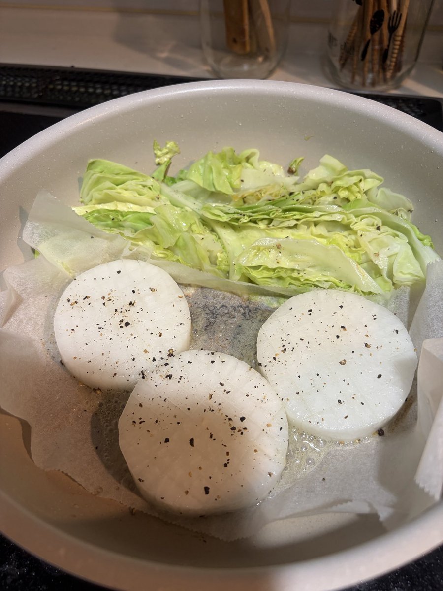 msk_a_max's tweet photo. 今夜は夫がたんまり牛肉を買ってきてくれたので、私は添える野菜を3品
🥕はガリバタ　大根はお醤油　キャベツは塩胡椒でそれぞれ焼いた
美味しそうだから記念写真もとった　お肉のタレも作った

お肉は？食べちゃったよねー　だからお写真はない
ただの記録 https://t.co/WIDXZaoo8a