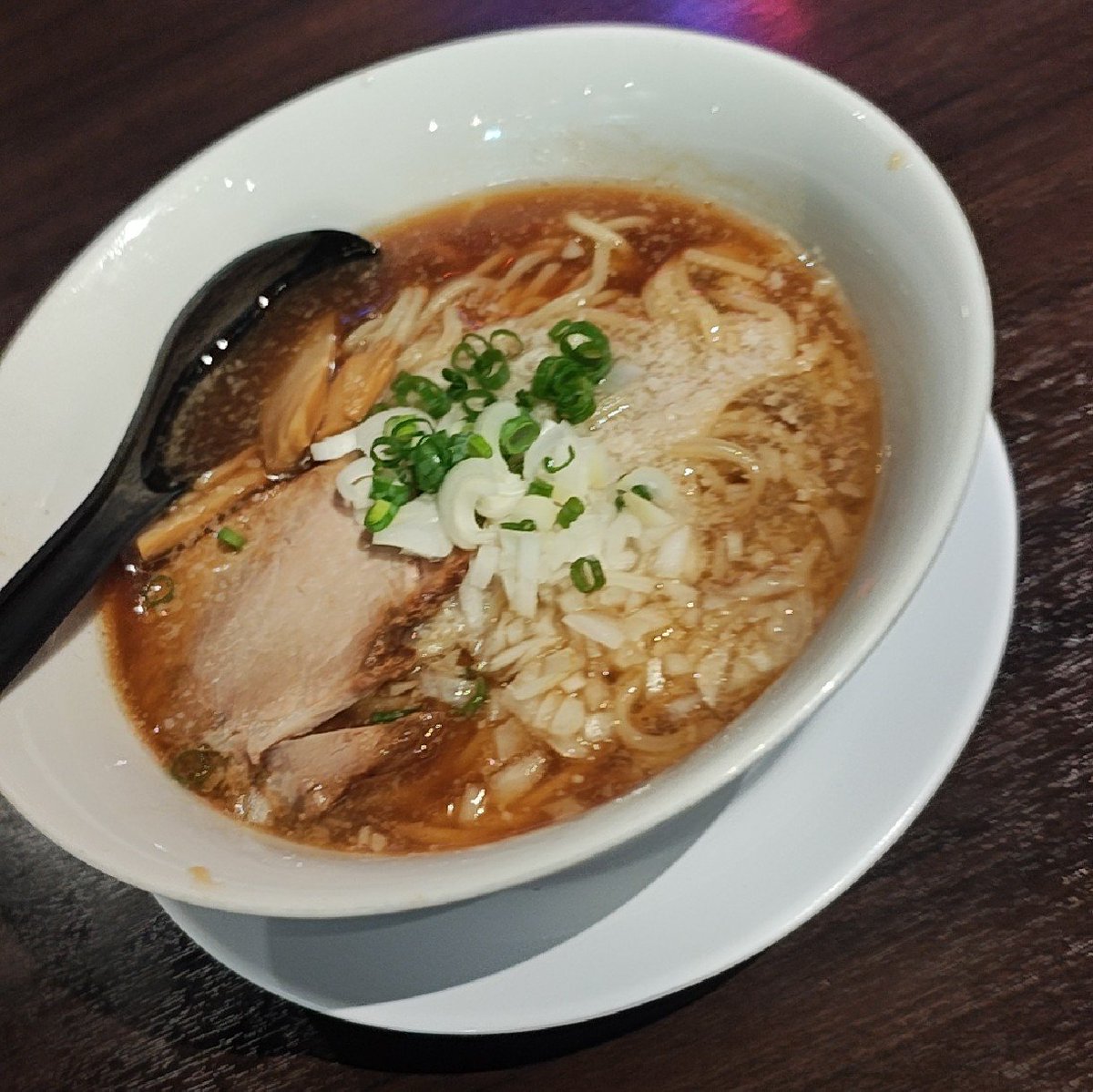 0486Siamesenn's tweet photo. 町田成瀬
いつものジュンペイさん @junpeyramen
とこで
黒ラーメン以外もたまにはいいかなと

背脂煮干しラーメン

あっさりしてるけどちゃんとガツンとくる
煮干しの風味もくどすぎずベスト

こんなに美味しいのしらなかったよ
また食べる https://t.co/qIIWieWQ7U