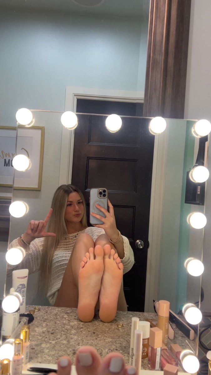 GoddessMadi__'s tweet photo. Can your beta brain handle my feet? https://t.co/VJWksFhmCX