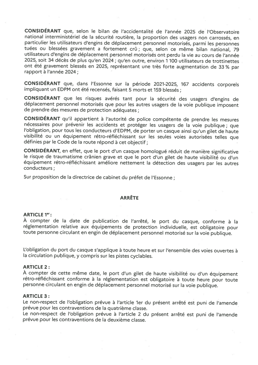 Prefet91's tweet photo. #SécuritéRoutière | 🛴 De nouvelles règles pour les trottinettes électriques en Essonne
 
Par arrêté préfectoral et à compter du 5 octobre 2026, de nouvelles obligations s’appliquent aux utilisateurs d’engins de déplacement personnel motorisés (EDPM) dans l’ensemble du département de l’#Essonne.
 
Pour circuler sur la voie publique, de jour comme de nuit, le port est désormais obligatoire :
 
⛑️ d’un casque conforme à la réglementation ;
🦺 d’un gilet de haute visibilité ou d’un équipement rétro-réfléchissant.
 
Ces obligations s’appliquent sur l’ensemble des voies ouvertes à la circulation publique, y compris les pistes cyclables.
 
Sont notamment concernés : les trottinettes électriques, gyropodes, mono roues et hoverboards. Ces nouvelles mesures visent à renforcer la sécurité et la protection des usagers.

Consultez  l'arrêté en vigueur ⤵️