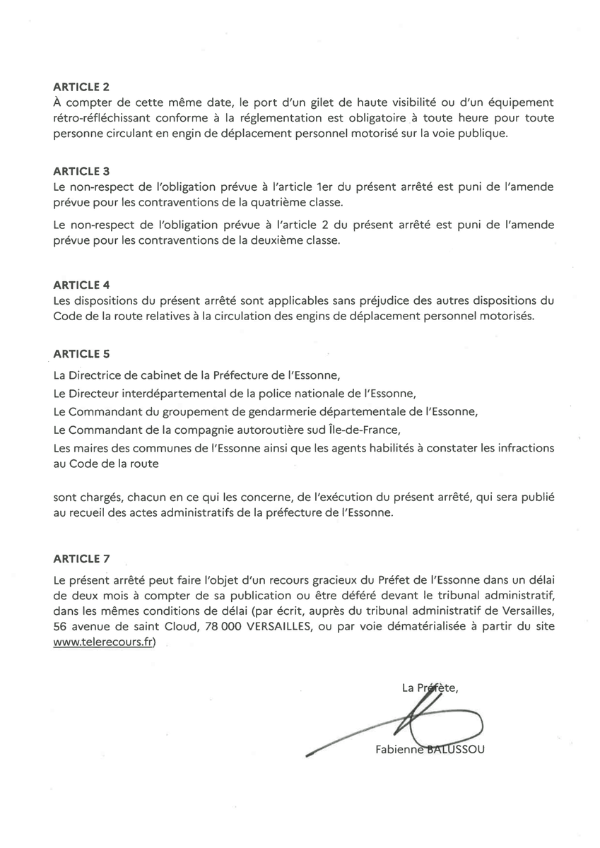 Prefet91's tweet photo. #SécuritéRoutière | 🛴 De nouvelles règles pour les trottinettes électriques en Essonne
 
Par arrêté préfectoral et à compter du 5 octobre 2026, de nouvelles obligations s’appliquent aux utilisateurs d’engins de déplacement personnel motorisés (EDPM) dans l’ensemble du département de l’#Essonne.
 
Pour circuler sur la voie publique, de jour comme de nuit, le port est désormais obligatoire :
 
⛑️ d’un casque conforme à la réglementation ;
🦺 d’un gilet de haute visibilité ou d’un équipement rétro-réfléchissant.
 
Ces obligations s’appliquent sur l’ensemble des voies ouvertes à la circulation publique, y compris les pistes cyclables.
 
Sont notamment concernés : les trottinettes électriques, gyropodes, mono roues et hoverboards. Ces nouvelles mesures visent à renforcer la sécurité et la protection des usagers.

Consultez  l'arrêté en vigueur ⤵️