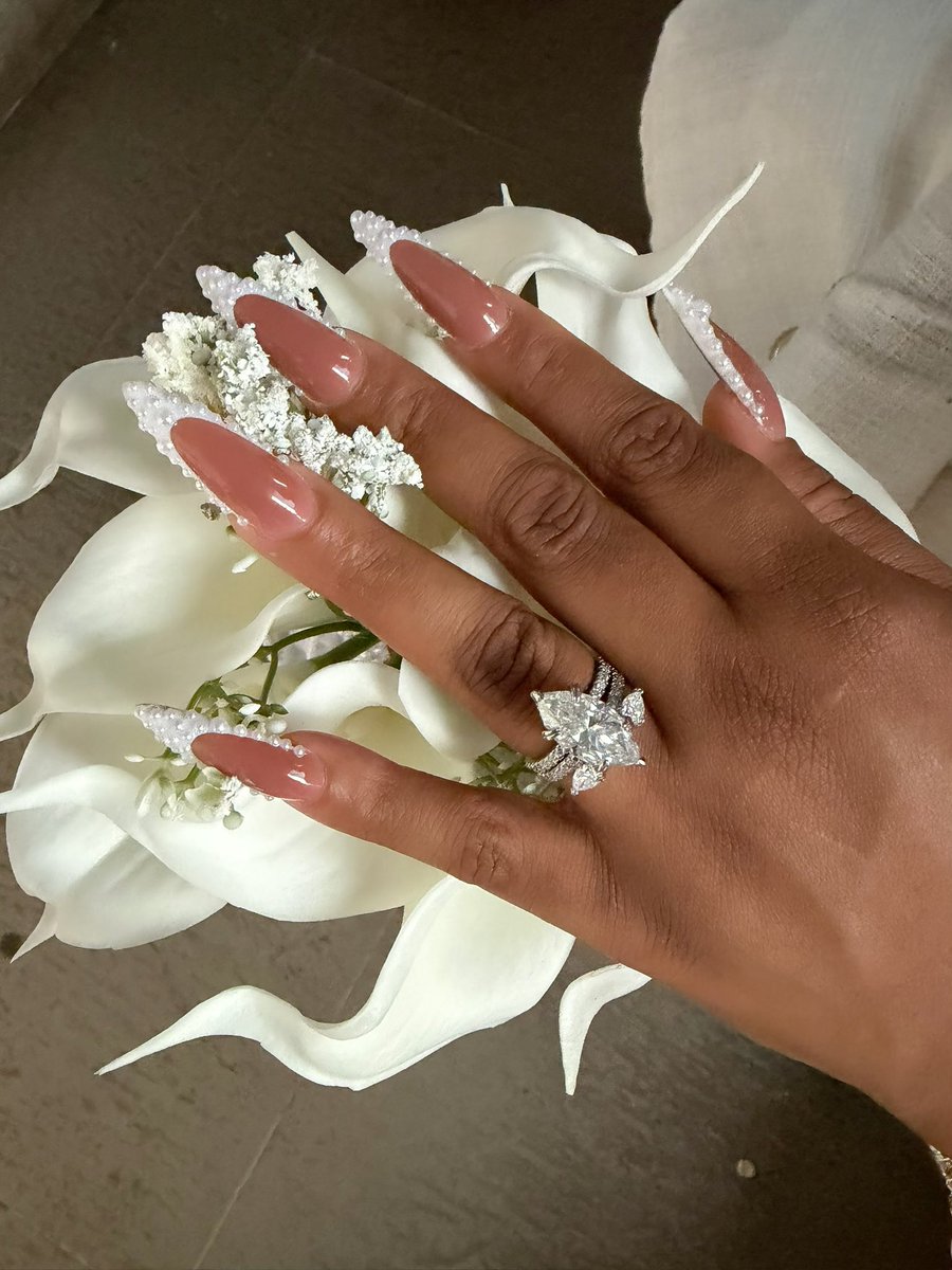 a__vanita's tweet photo. J’ai fait un truc… je me suis mariée. 🤍🥂 https://t.co/xXGeYnht6O