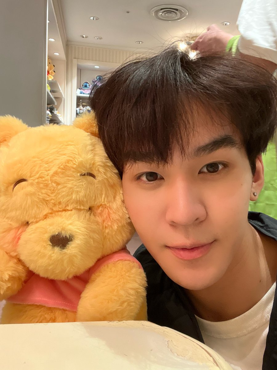 RiverPraew57's tweet photo. 类似的发型，如今褪去了年少的青涩，多了一份温润成熟。愿AuauSave永远健康快乐!
ทรงผมคล้ายเดิม ความอ่อนเยาว์ในวัยเยาว์ได้จางหายไป มีความเป็นผู้ใหญ่อ่อนโยนมากขึ้น ขอให้AuauSaveมีสุขภาพแข็งแรงและมีความสุขตลอดไปค่ะ!

#auausave https://t.co/gJEnBlkX2f