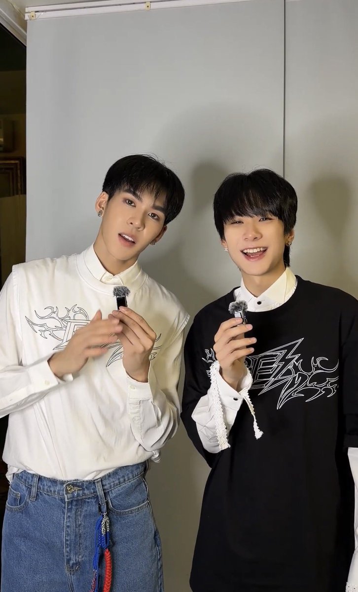 RiverPraew57's tweet photo. 类似的发型，如今褪去了年少的青涩，多了一份温润成熟。愿AuauSave永远健康快乐!
ทรงผมคล้ายเดิม ความอ่อนเยาว์ในวัยเยาว์ได้จางหายไป มีความเป็นผู้ใหญ่อ่อนโยนมากขึ้น ขอให้AuauSaveมีสุขภาพแข็งแรงและมีความสุขตลอดไปค่ะ!

#auausave https://t.co/gJEnBlkX2f