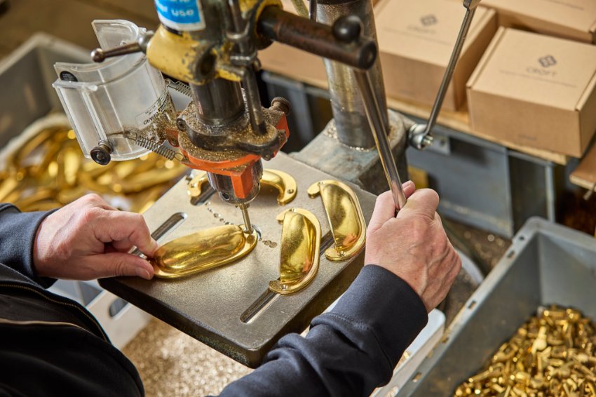 SpecifierSelect's tweet photo. The journey of brass: Croft celebrates the craftsmanship of British-made hardware...
https://t.co/52hXIjtSGc
#Croft #ArchitecturalHardware #Architects #Brass #Furnishing #InteriorDesign #Homeowners #Craftsmanship #DoorHandles #CabinetPulls #Fittings #Durability #Quality #Style https://t.co/FJBx9Dlbb5