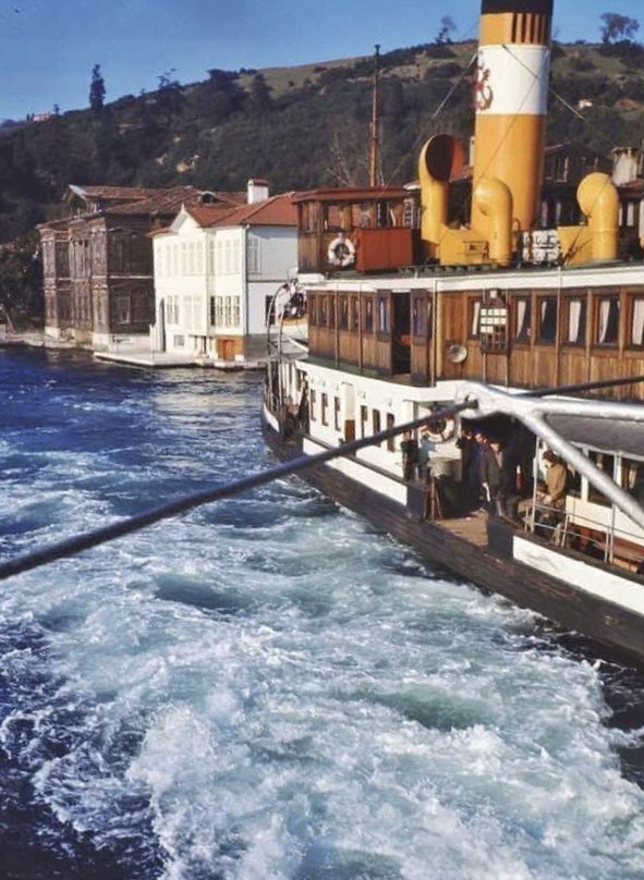 eskidenist66's tweet photo. Boğaz’ın iki yakasında martı misali süzülen o güzelim şehir hatları  vapurları, İstanbul’un sadece yükünü çekmiyor; şehre ruhunu ve zamansız zarafetini de katıyor. 

Milyonların telaşına ortak olan her seferiyle, bu kentin en güzel sembolü, olmazsa olmazları onlar. https://t.co/pw4QYm6xwr