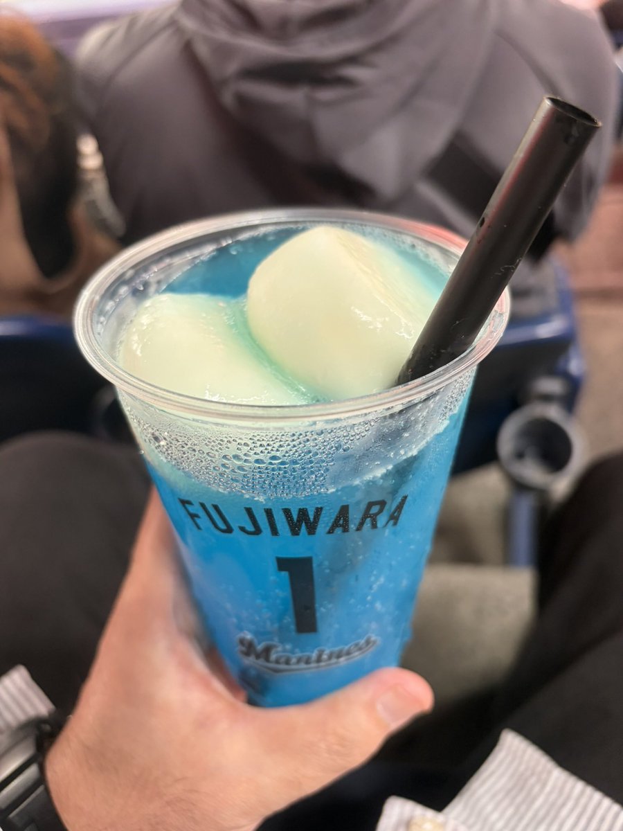 dadadansyakuimo's tweet photo. 昨日ZOZOマリンスタジアムに野球観戦に行った時
藤原選手の「恭大ののび～るブルーソーダ」を！
少し小さめの雪見だいふくが2個も入ってた😆

#佐倉初 #ういすく https://t.co/jKxT9MLlxQ