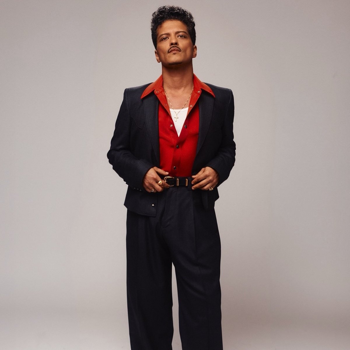 SabinePun's tweet photo. What happened?

Bruno without shades?

Dear Bruno Mars! 

I love those pictures! 
Such beautiful eyes! 
We really need more of those pictures🙌

Yours sincerely

Shaw 👠 https://t.co/gkykkf3Tga