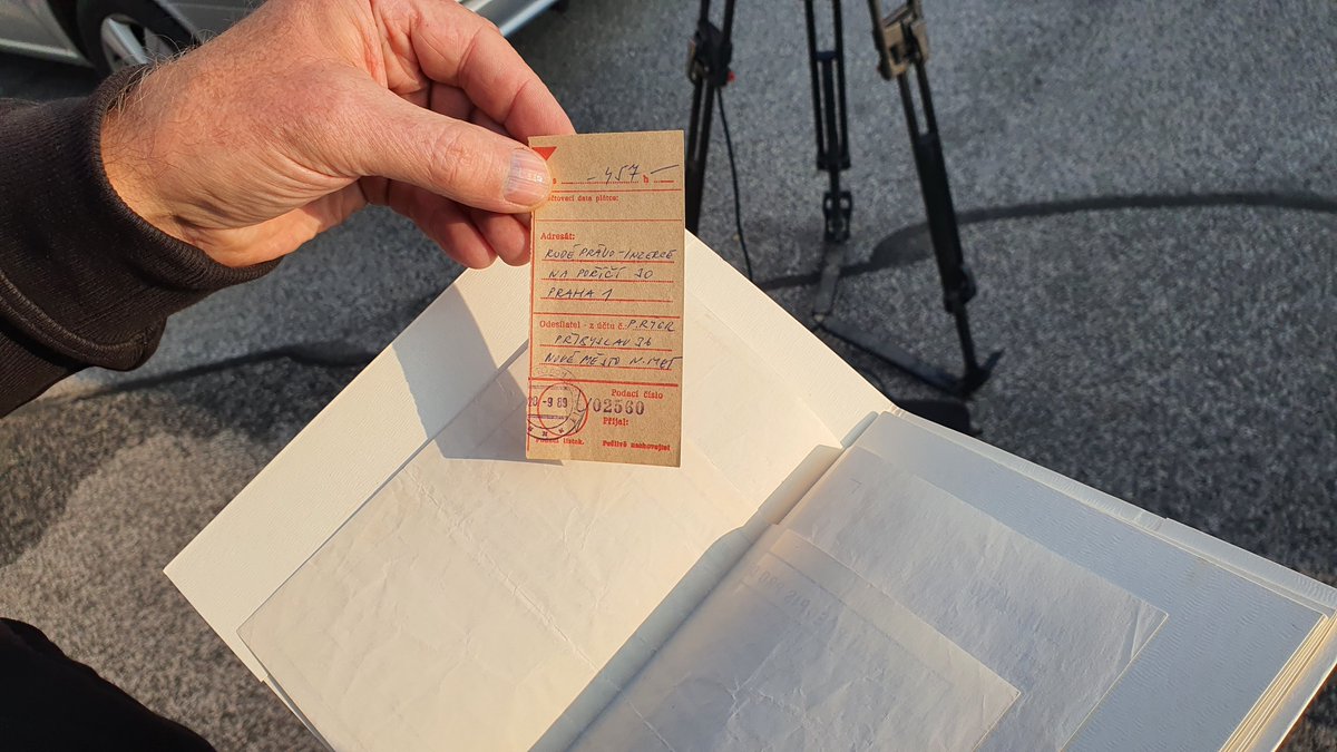 VlastimilWeiner's tweet photo. Byl to poprask! Vyvolal ho ten, který v 9/1989 objednal inzerát v Rudém právu (vyšel 7. 10.). Blahopřání Ferdinandu Vaňkovi (Václavu Havlovi) k narozeninám. Výtvarník Petr Rýgr (65) z Náchodska uchovává podací lístek, účtenku aj. Tahle poťouchlost, jak sám říká, se mu povedla. https://t.co/NClktYHM8V