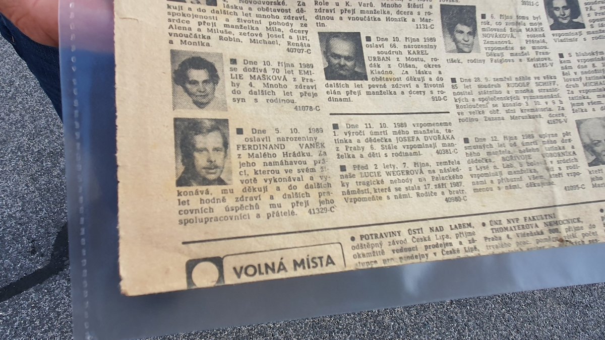 VlastimilWeiner's tweet photo. Byl to poprask! Vyvolal ho ten, který v 9/1989 objednal inzerát v Rudém právu (vyšel 7. 10.). Blahopřání Ferdinandu Vaňkovi (Václavu Havlovi) k narozeninám. Výtvarník Petr Rýgr (65) z Náchodska uchovává podací lístek, účtenku aj. Tahle poťouchlost, jak sám říká, se mu povedla. https://t.co/NClktYHM8V