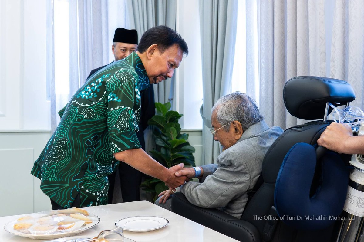 chedetofficial's tweet photo. KDYMM Paduka Seri Baginda Sultan Hassanal Bolkiah berkenan mencemar duli menziarahi YABhg. Tun Dr. Mahathir Mohamad di Institut Jantung Negara (IJN), Kuala Lumpur pada 4 Oktober 2026. https://t.co/o9fAfERDQY