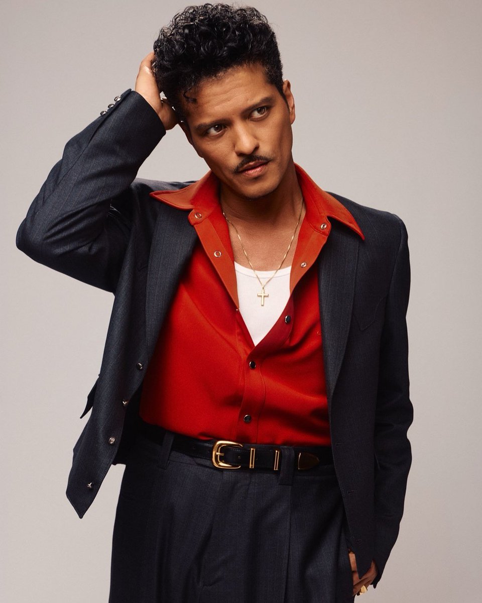 SabinePun's tweet photo. What happened?

Bruno without shades?

Dear Bruno Mars! 

I love those pictures! 
Such beautiful eyes! 
We really need more of those pictures🙌

Yours sincerely

Shaw 👠 https://t.co/gkykkf3Tga