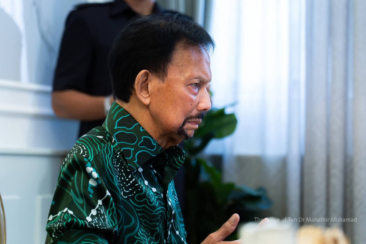 chedetofficial's tweet photo. KDYMM Paduka Seri Baginda Sultan Hassanal Bolkiah berkenan mencemar duli menziarahi YABhg. Tun Dr. Mahathir Mohamad di Institut Jantung Negara (IJN), Kuala Lumpur pada 4 Oktober 2026. https://t.co/o9fAfERDQY