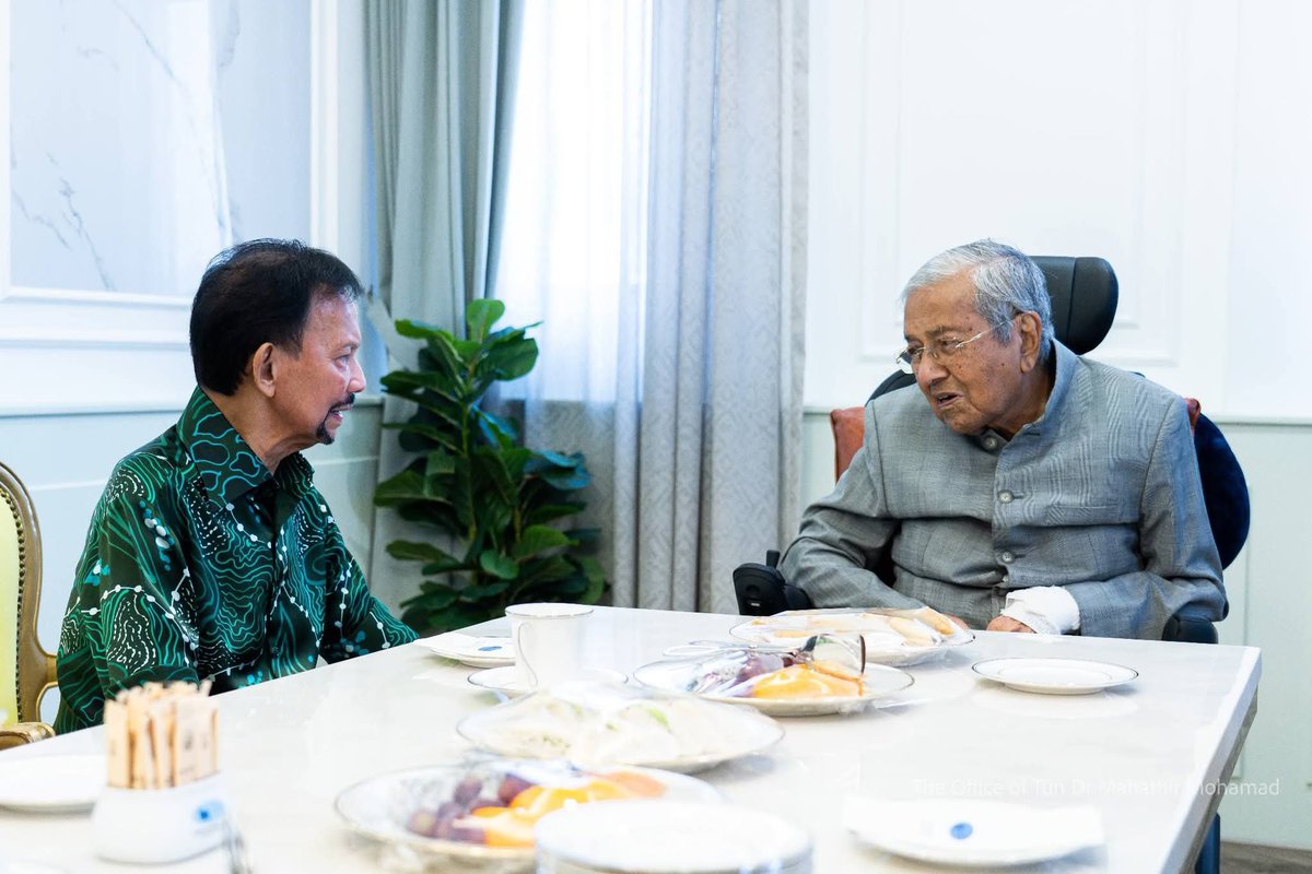 chedetofficial's tweet photo. KDYMM Paduka Seri Baginda Sultan Hassanal Bolkiah berkenan mencemar duli menziarahi YABhg. Tun Dr. Mahathir Mohamad di Institut Jantung Negara (IJN), Kuala Lumpur pada 4 Oktober 2026. https://t.co/o9fAfERDQY