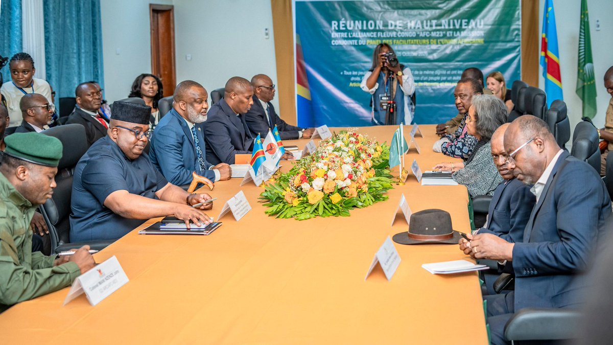 SecGenFRN's tweet photo. Une délégation du Panel des facilitateurs de l’Union africaine rencontre la haute hiérarchie de l’AFC/M23 à Goma, pour une réunion de haut niveau consacrée au processus de paix dans l’Est de la RDC.

La délégation de l’Union africaine est composée notamment de l’ancien président kényan Uhuru Kenyatta, de l’ancien président du Botswana Mokgweetsi Masisi, ainsi que de l’ancienne présidente de l’Éthiopie, Sahle-Work Zewde.