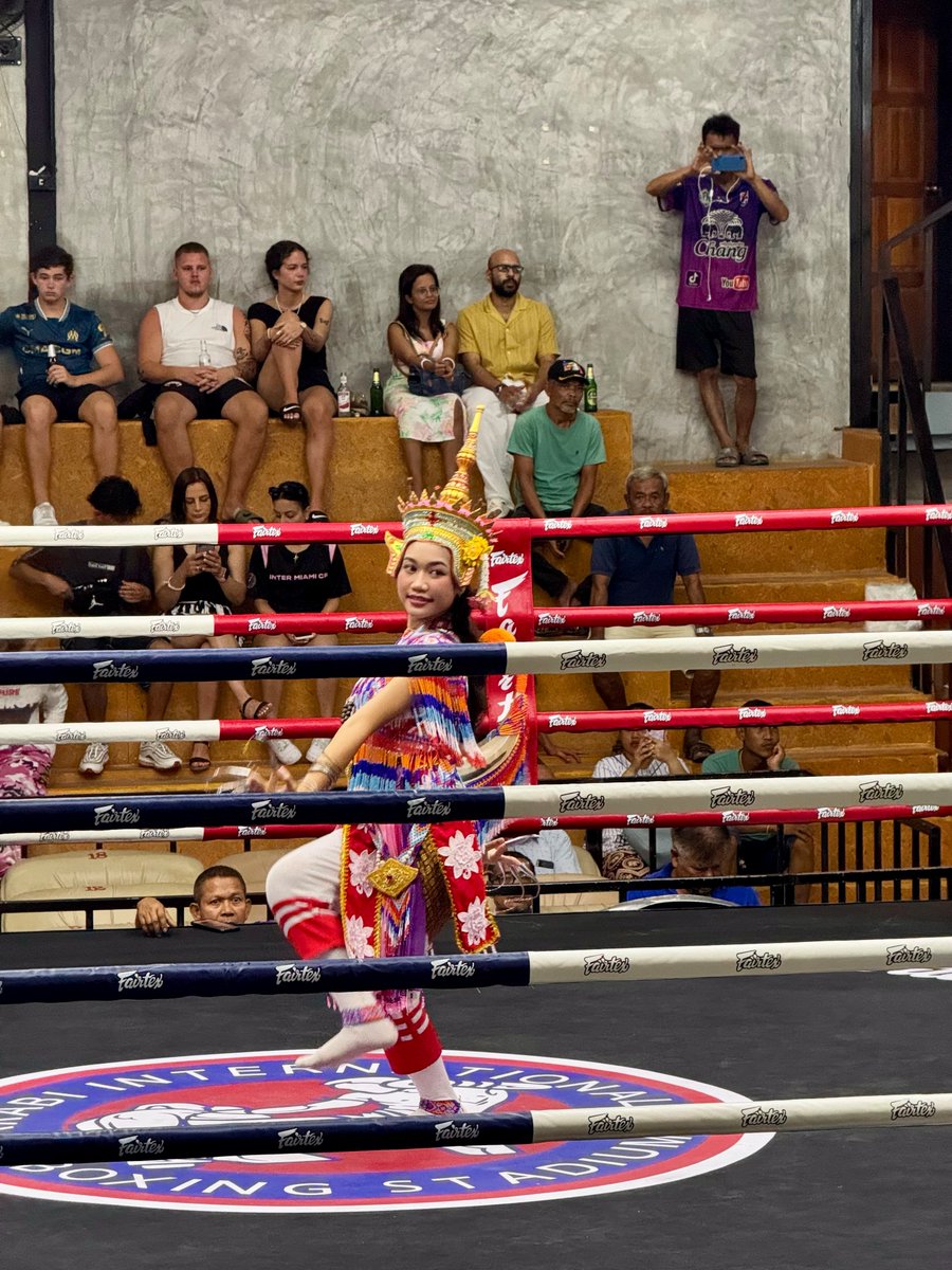 tugba_yiit's tweet photo. Avant les combats, la tradition. Une danseuse thaïlandaise ouvre la soirée sur le ring du Krabi International Boxing Stadium. Un rappel que le Muay Thaï est un art ancestral avant d’être un sport de combat. https://t.co/USYHeHzyZI