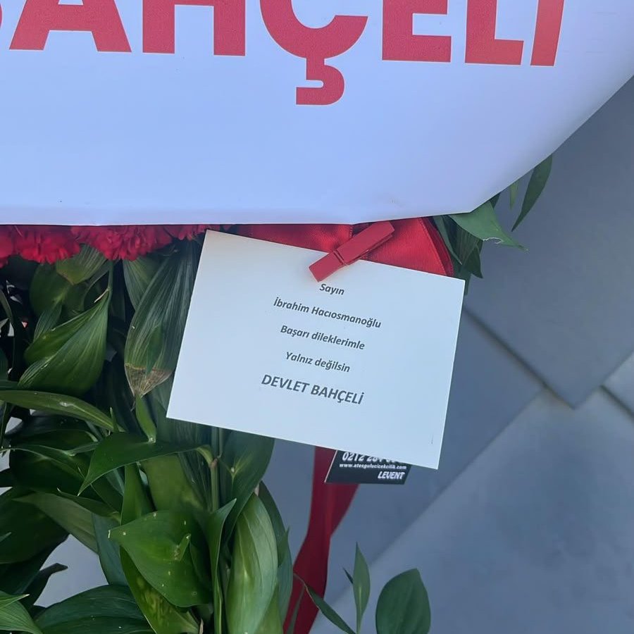 bpthaber's tweet photo. Devlet Bahçeli, İbrahim Hacıosmanoğlu'na çiçek gönderdi:

"Yalnız değilsin." https://t.co/oq2xYUiGlr
